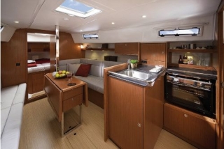  Eleganle interior Bavaria Cruiser 